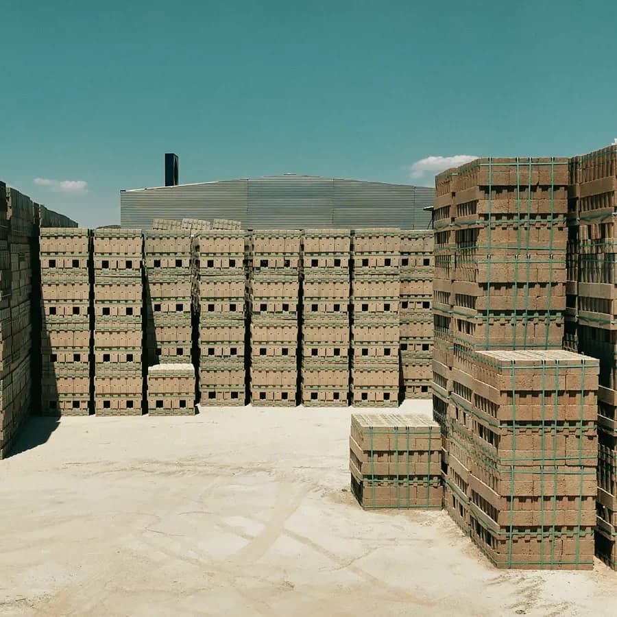 Mega Bims stok sahası — palet üzerinde istiflenmiş boşluklu bims blokların yakın görünümü