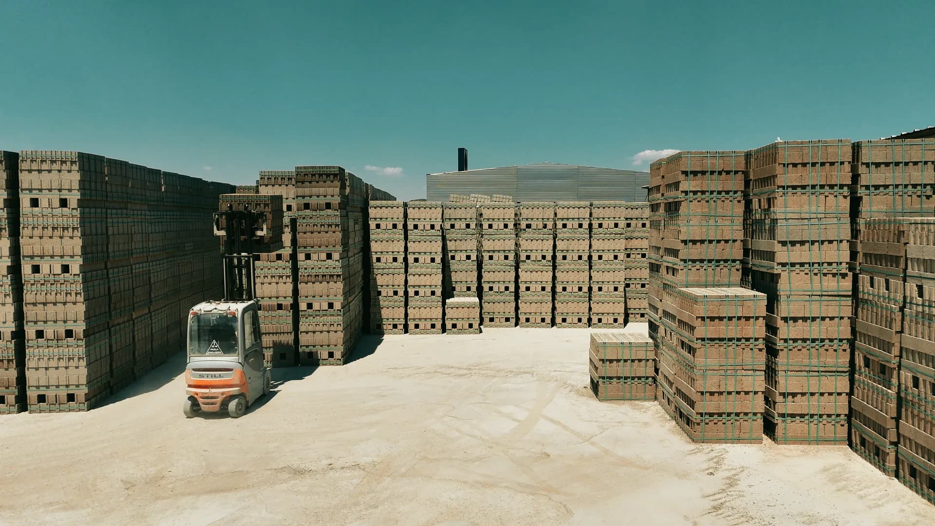 Paletli bims blok stok avlusu ve forklift ile sevkiyat